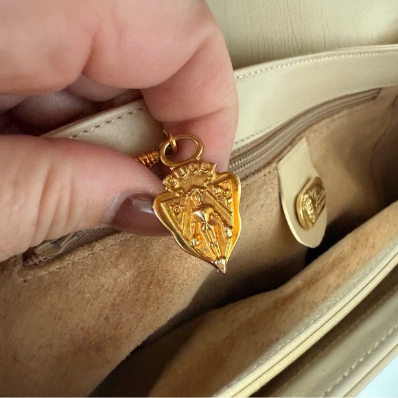 Vintage Gucci cream beige leather shoulder bag with gold GG turnlock closure - Picture 12 of 16